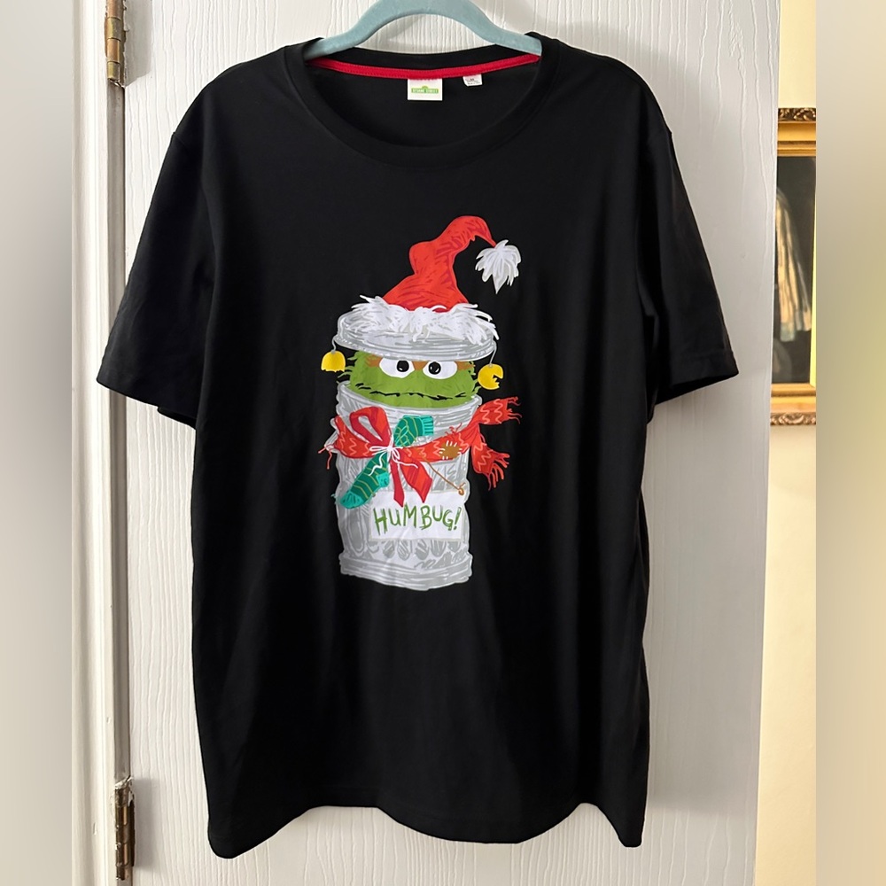 Sesame Street Oscar The Grouch tshirt size medium- holiday themed
